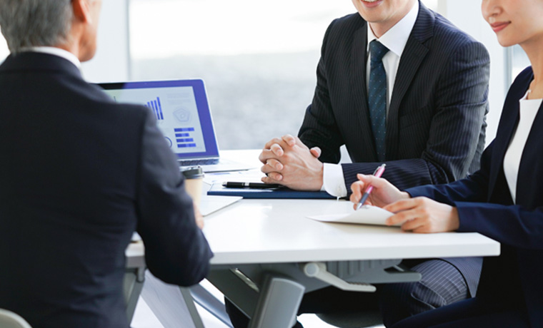 相談をしている３人