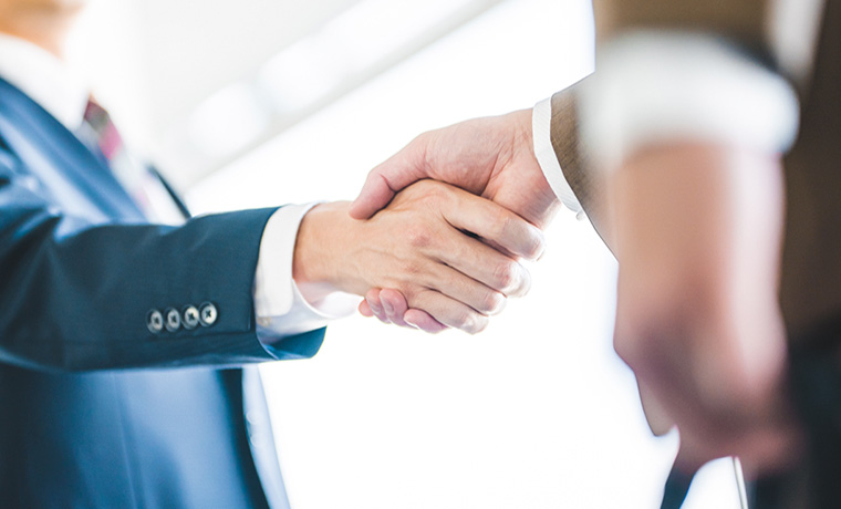 握手をする２人
